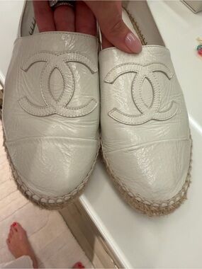 CHANEL Off-White Leather Espadrilles with Interlocking CC
